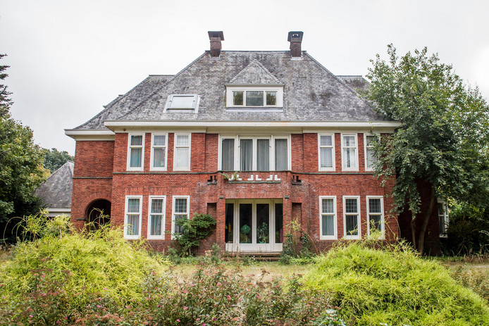 De villa aan de Hogelandsingel staat al meer dan twee jaar leeg. Nu opent hier Zorgvilla de Maere. Foto van 2016. © Lars Smook.jpg