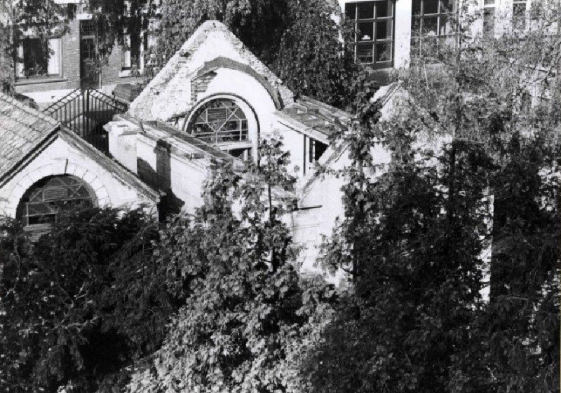 Kneedweg gebouwen bij de Joodse Begraafplaats worden gesloopt 3-11-1978.jpg