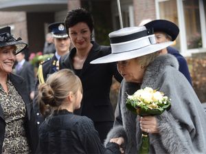 Esther Brinksma geeft bloemen aan de Koningin. Foto: Wouter Borre