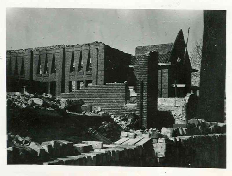 Haaksbergerstraat De Bethelkerk na het bombardement op 22 februari 1944.jpg