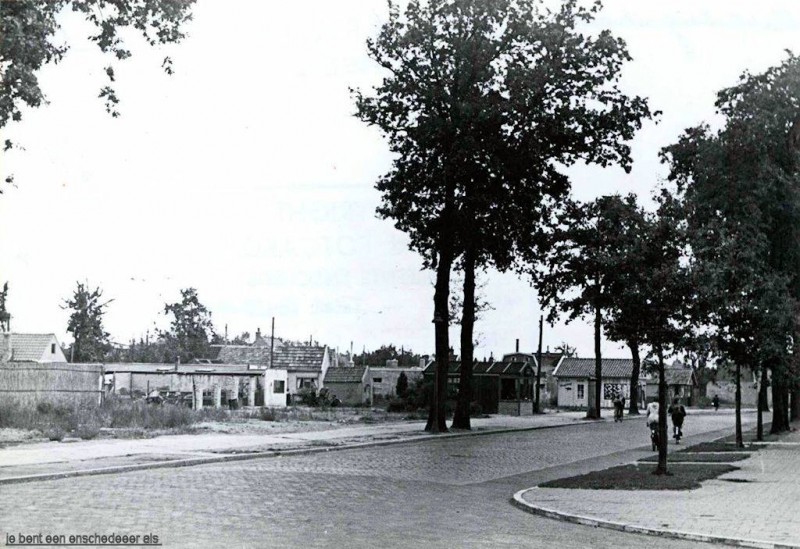 Haaksbergerstraat hoek Pathmossingel. O.a. het Bethelkerkje op deze plek werd verwoest, opmerkelijk is dat de benzinepomp is blijven staan. rechts zit nu nog de Apotheek...jpg