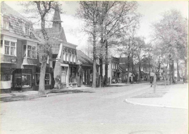 Haaksbergerstraat 348 Bethelkerkje de situatie te zien voor het bombardement ook met benzinepomp.jpg