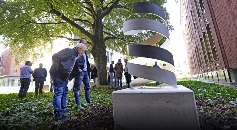 Saxion-studenten verbinden in Enschedees monument leven en dood met licht.jpg