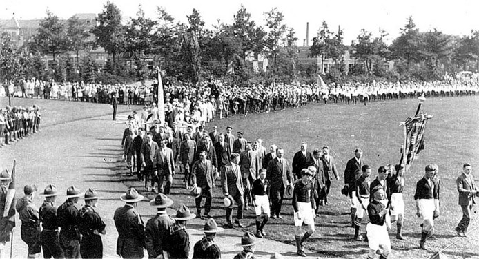 Van Heekpark Spelers van Sportclub Enschede maken een ereronde door het park.jpg