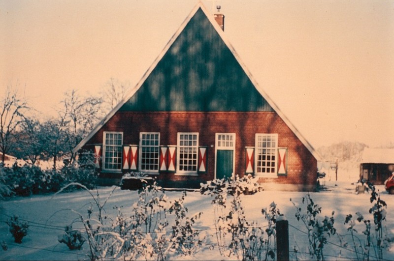 Schukkinkweg 1965 Voorzijde boerderij Erve Kulvert, van de familie de Borg, in de sneeuw.jpg