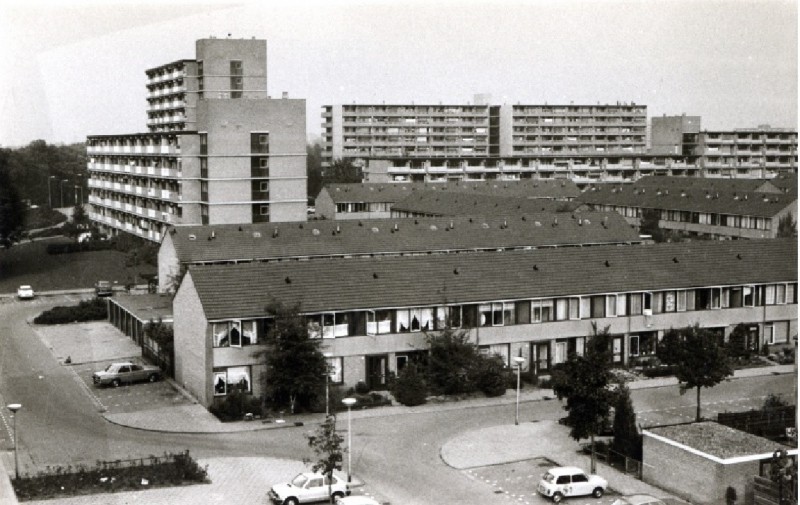 Hengeveldebrink 1980 Zicht op woningen en flats in de wijk Wesselerbrink, links achtergrond loopt Geessinkweg.jpg