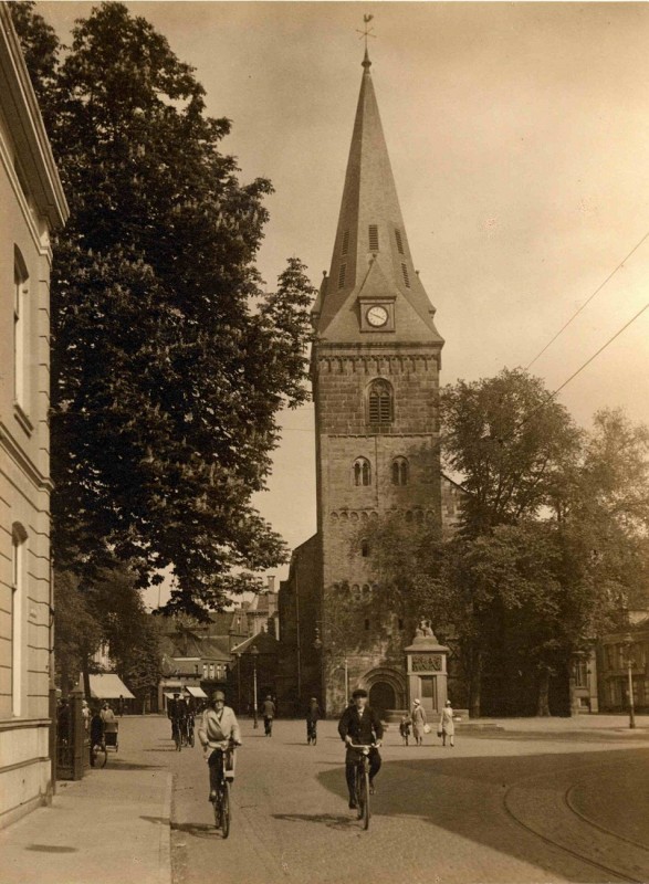 Markt 1930 Grote Kerk (NH) gezien vanuit de Marktstraat.jpg