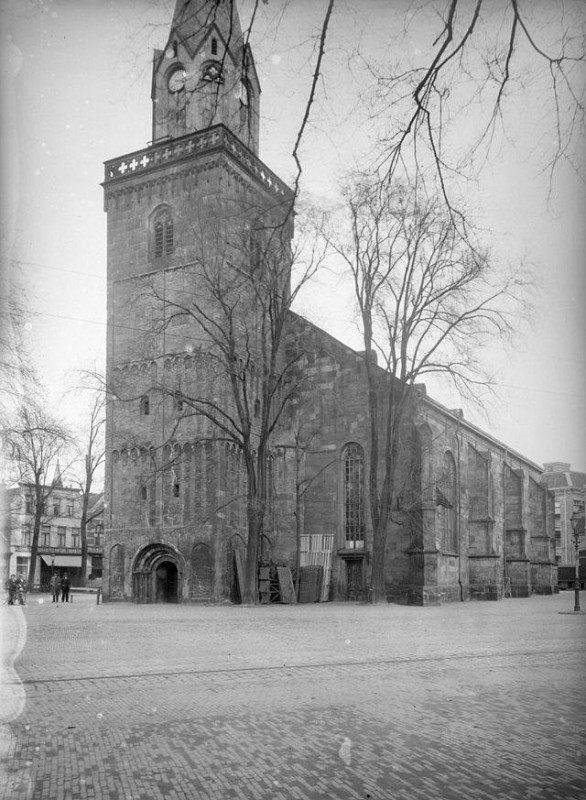 Markt Grote Kerk met oude toren en tramrails.jpg