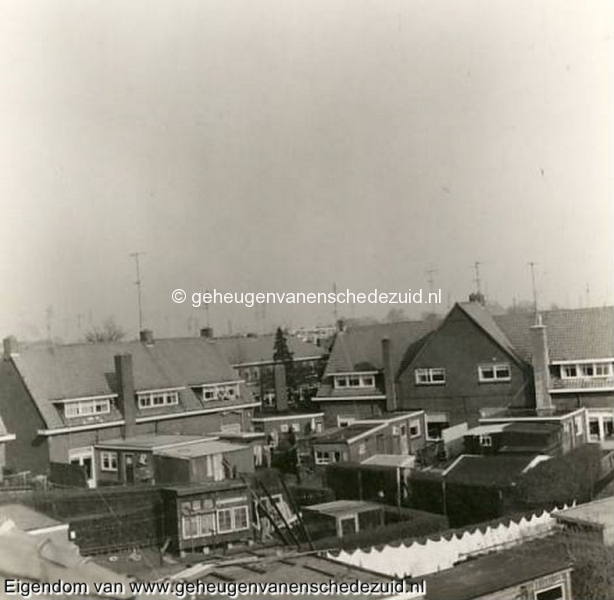 1968-Tuindorp-achterkant-de-Seringstraat-Doorkijkje-naar-Ribesstraat-bron-Hans-Tietjens.JPG