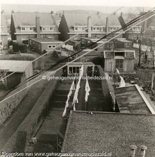 1968-Tuindorp-achterkant-van-toen-Seringstraat-31-en-33-nu-M.-van-Veenlaan-655-en-657-achterzijde-is-Jasmijnstraat-bron-Hans-Tietjens.JPG