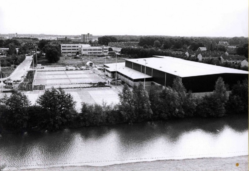 De Reulver Overzicht sportcomplex Veenstra, op achtergrond RK-MEAO 1978.jpg