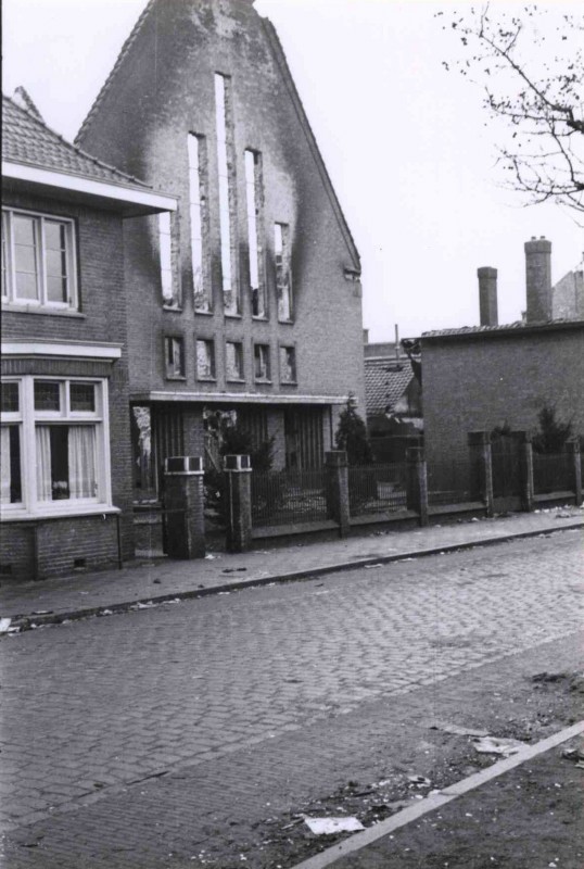 Borneostraat feb, 1944 Christelijk gereformeerde kerk, na bombardement van 22.2.1944.jpg