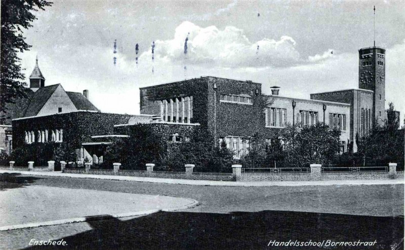 Borneostraat 1940 Zicht op de Hogere Handelsschool en Christelijk Gereformeerde Kerk..jpg
