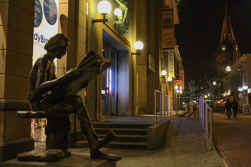 Langestraat bij avond beeld krantenlezer.jpg