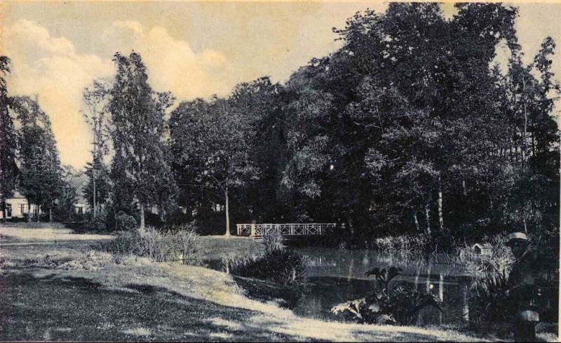 Pathmossingel 1920 Zicht op het Thomas Ainsworth ook wel Eendenparkje genaamd, met vijver en bruggetje..jpg