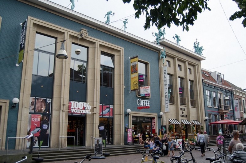 Langestraat v.m. Twentse Schouwburg beelden kunstenaar Jawik Krudde.jpg