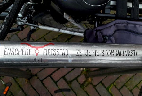 Gemeente wil fietsdiefstal stoppen met stickers op fietsnietjes.JPG