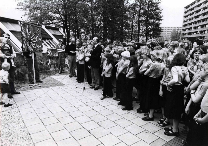 Wesselernering 22-5-1978 Aanbieding wandkleed van kinderkoor aan het gezondheidscentrum.jpg