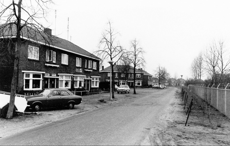 Hofteweg Tuindorp Broekheurne. Midden op de foto de kruising met de Ribesstraat, achteraan de Burgemeester Van Veenlaan.jpg