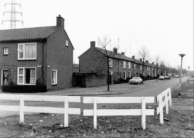 Vlierstraat Tuindorp Broekheurne. Links de Taxisstraat kijkend in de Höfteweg.jpg