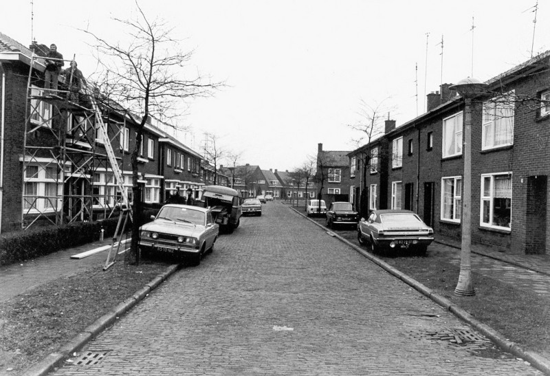 Jasmijnstraat Tuindorp Broekheurne. Vanaf de Taxisstraat kijkend in de richting van de Jasmijnplein met rechts de duplexwoningen..jpg