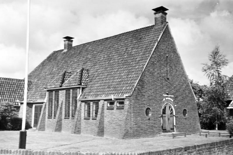 B.W. ter Kuilestraat hoek Zweringweg N.H. Kerk 1979 De Wegwijzer.jpg