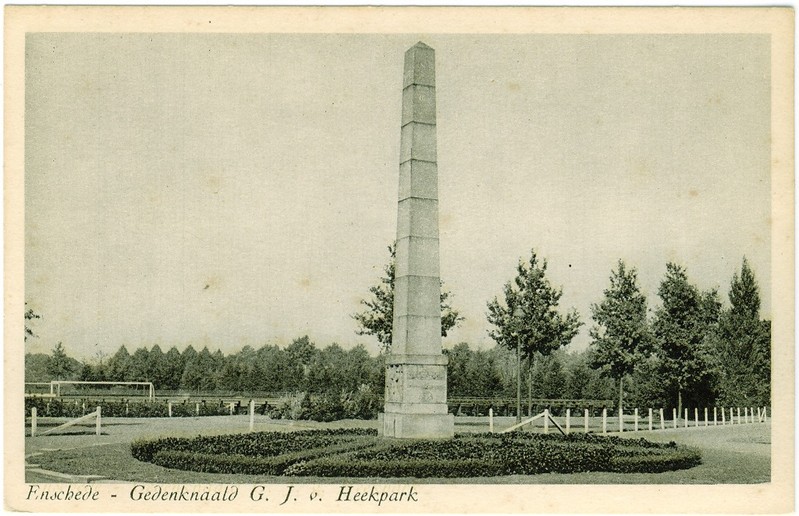 van Heekpark Gedenknaald ca 1930,.jpg