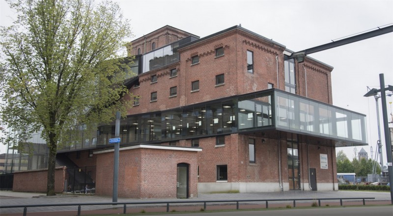 Lonnekerspoorlaan Balengebouw in Roombeek.jpg