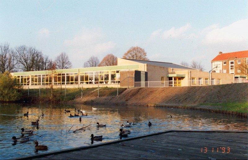 Dotterbloemstraat Uitbreiding nieuwbouw openbare basisschool O.B.S. Roberskom met de vijver op de voorgrond..jpg