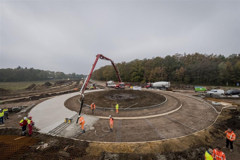 Deze turborotonde  is straks de nieuwe entree van de Twentse luchthaven.jpg