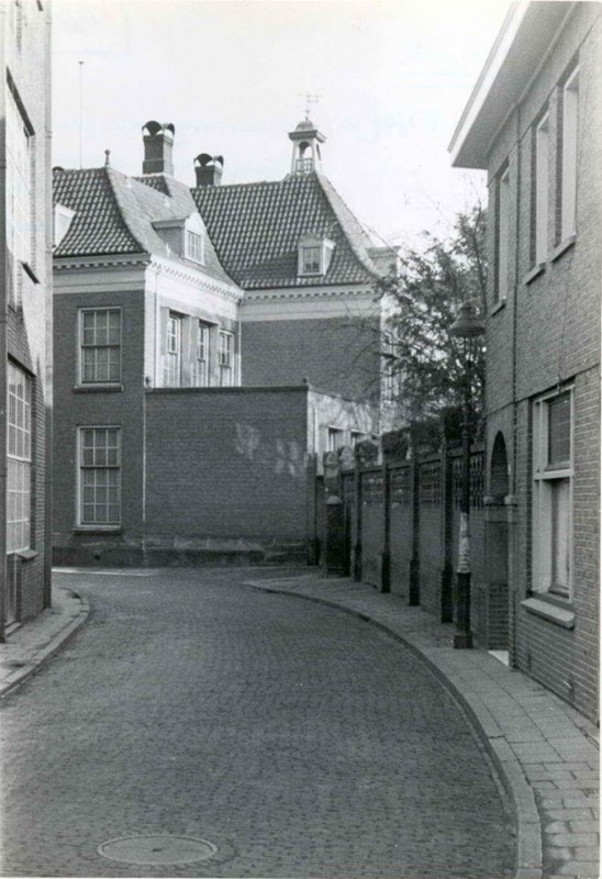 Achter 't Hofje HB Blijdensteinstichting  Openbare Leeszaal en Bibliotheek. Links drukkerij v.d. Loeff. 1944. Blijdensteinhuis.jpg