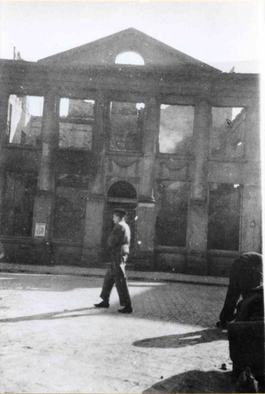 Langestraat 22-2-1944 Het voormalige Blijdensteinhuis, in gebruik als bibliotheek, bij bombardement getroffen.jpg