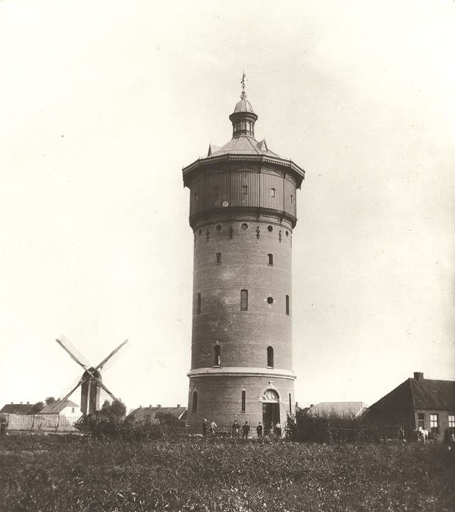 Hoog en Droog 1892 met watertoren en Reudinkmolen.  De molen werd in 1897 afgebroken.jpg