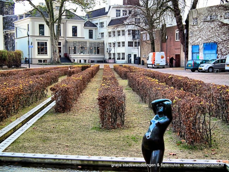 Klokkenplas beeld Oscar Jespers met doolhof.jpg