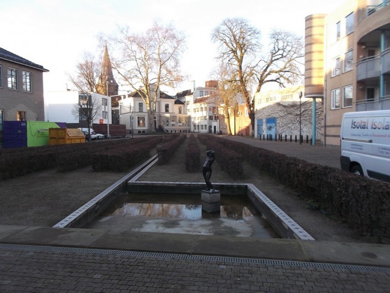 Klokkenplas met beeld van Oscar Jespers genaamd In de zon..JPG