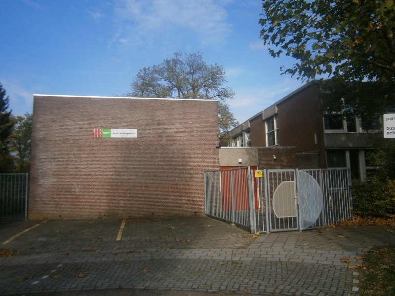 Maatmanweg 15 achterkant Kentalis Prof. Huizingschool school voor speciaal onderwijs.JPG