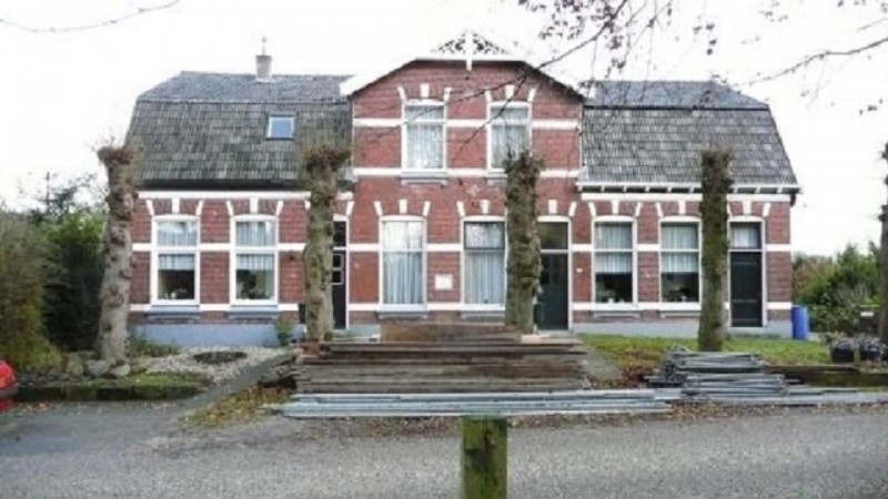 Arendsweg links een Douaenewoning rechts vroeger cafe.jpg