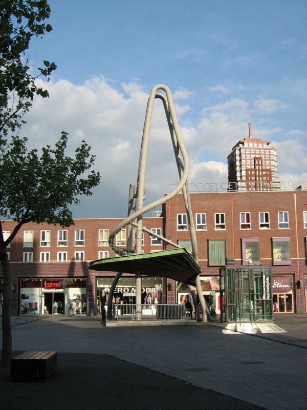 van Heekplein kunstwerk boven ingang naar parkeergarage.jpg