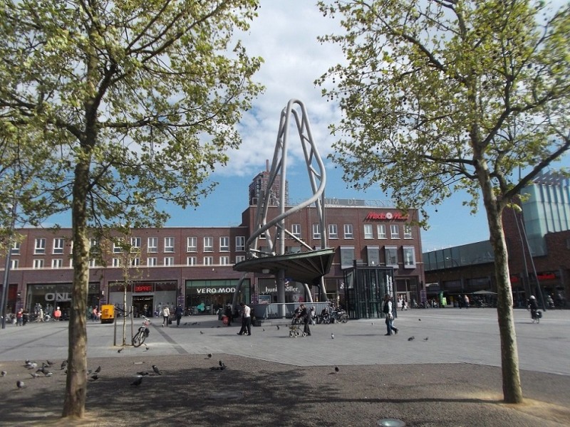 H.J. van Heekplein kunstwerk met ingang parkeergarage 17-04-2014.JPG