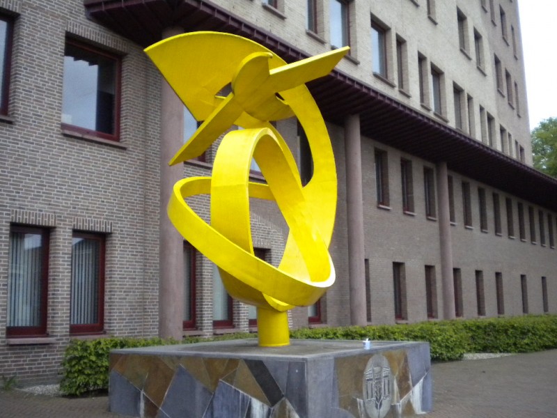 Hengelosestraat voor ITC gebouw Abstract sculpture Aardbol van kunstenaar Charles Hammes.jpg