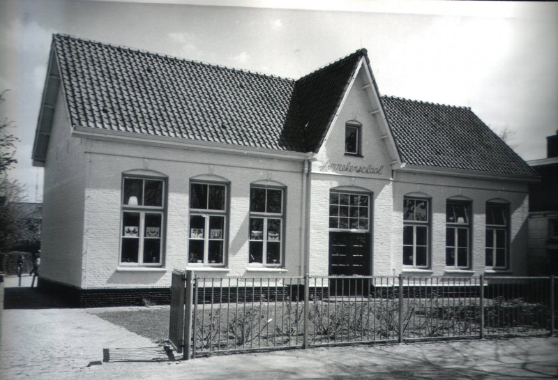 Dorpsstraat vroeger Schoolweg Lonnekerschool.jpg