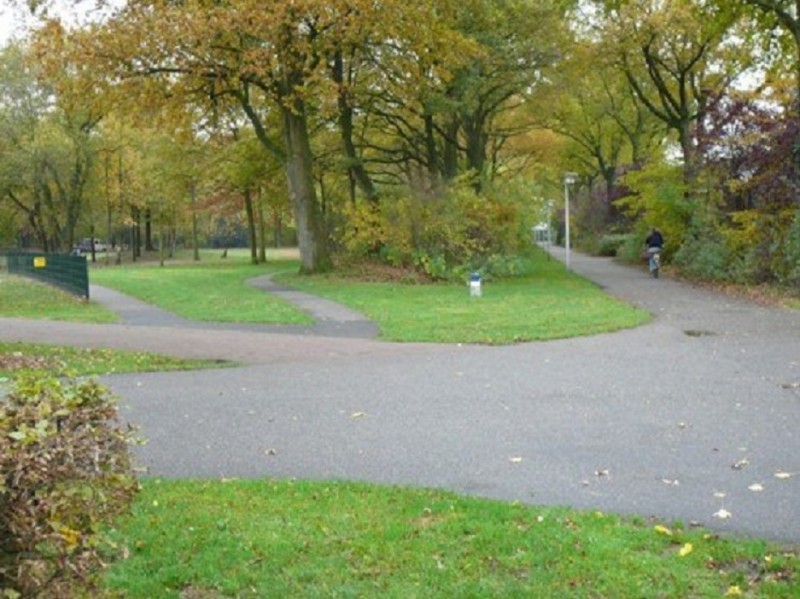 Boswinkelbeekweg hoek Oude Dijk Helmerhoek parkje voor restanten oude wielerbaan.jpg