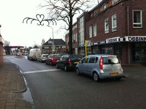 Lang wachten op de Grotestraat om de N18 op te kunnen rijden door de ontregelde verkeerslichten. Foto Jelle Boesveld