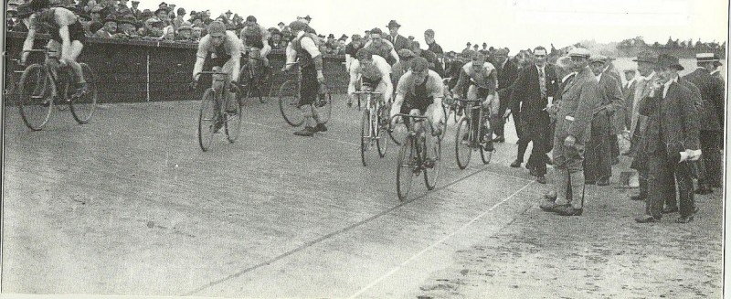 Stadionweg nu Boswinkelbeekweg op Helmerhoek wielerbaan tussen 1926 en 1935.jpg