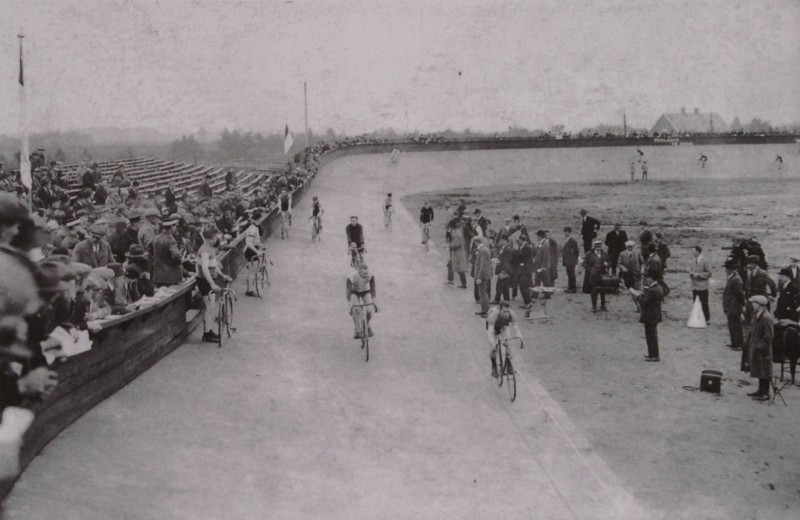 Stadionweg  wielerwedstrijd op oude wielerbaan. nu Boswinkelbeekweg.jpg