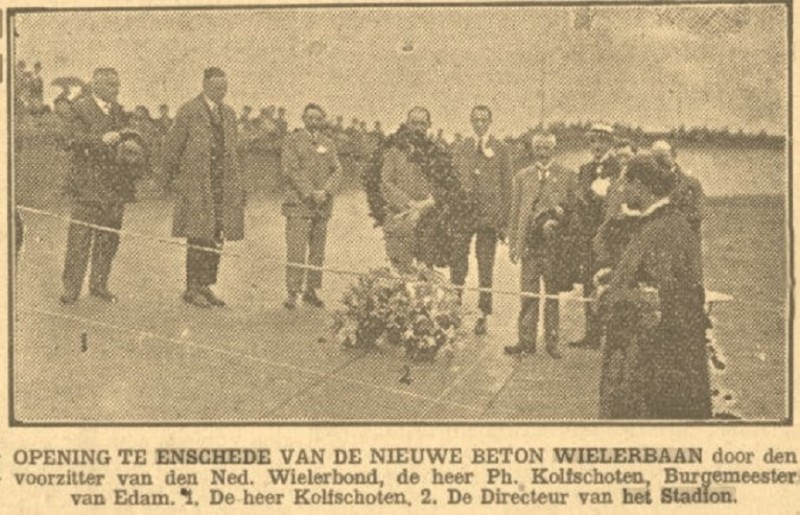 Stadionweg hoek Boswinkelbeekweg 1-5-1933 opening van de nieuwe beton wielerbaan.jpg