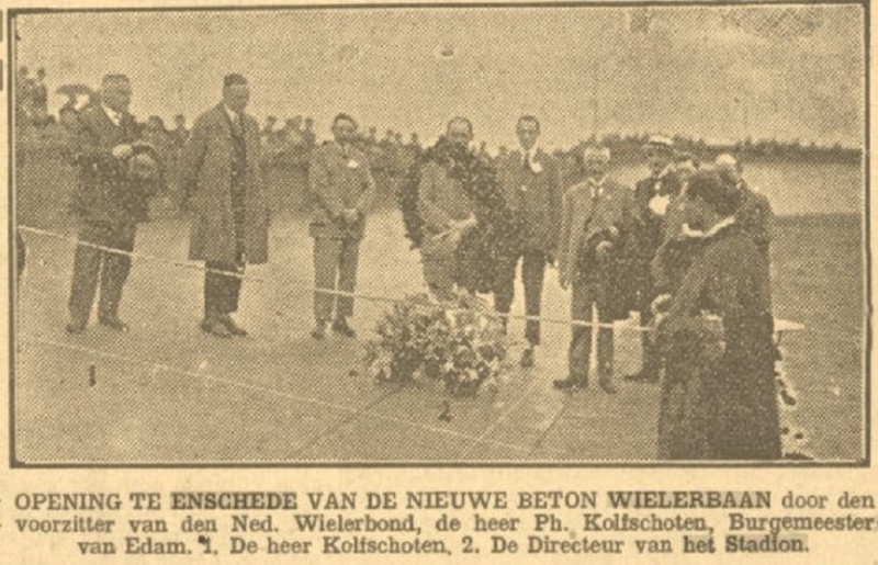 Stadionweg hoek Boswinkelbeekweg 1-5-1933 opening van de nieuwe beton wielerbaan.jpg