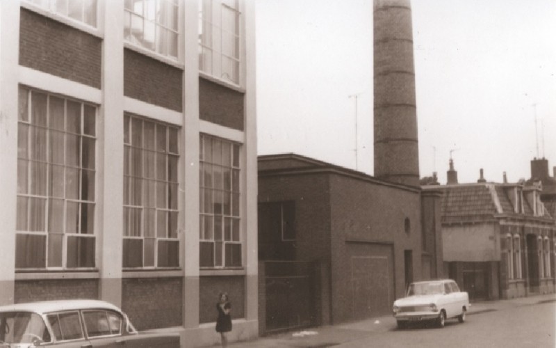 Pyrmontstraat 1967 Voorzijde confectiebedrijf FABLO (Fa. Blom) op de hoek met de Blekerstraat.jpg