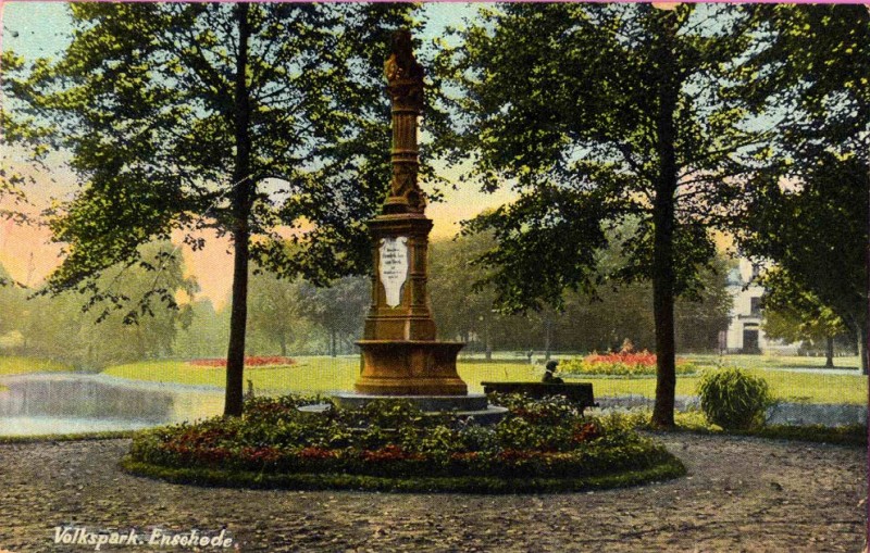 Parkweg 1900  Volkspark met monument H.J. van Heek, stichter van het park..jpg