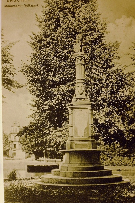 Volkspark monument(2).JPG